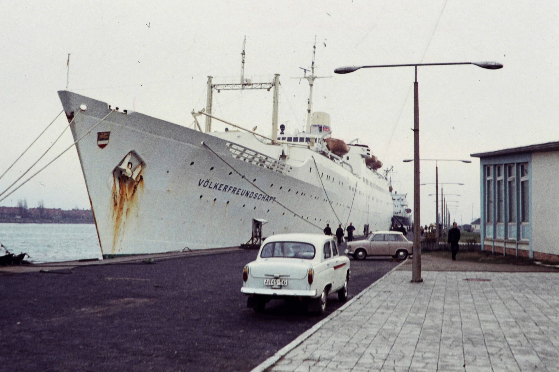 Die „MS Völkerfreundschaft" im Hafen von Rostock.