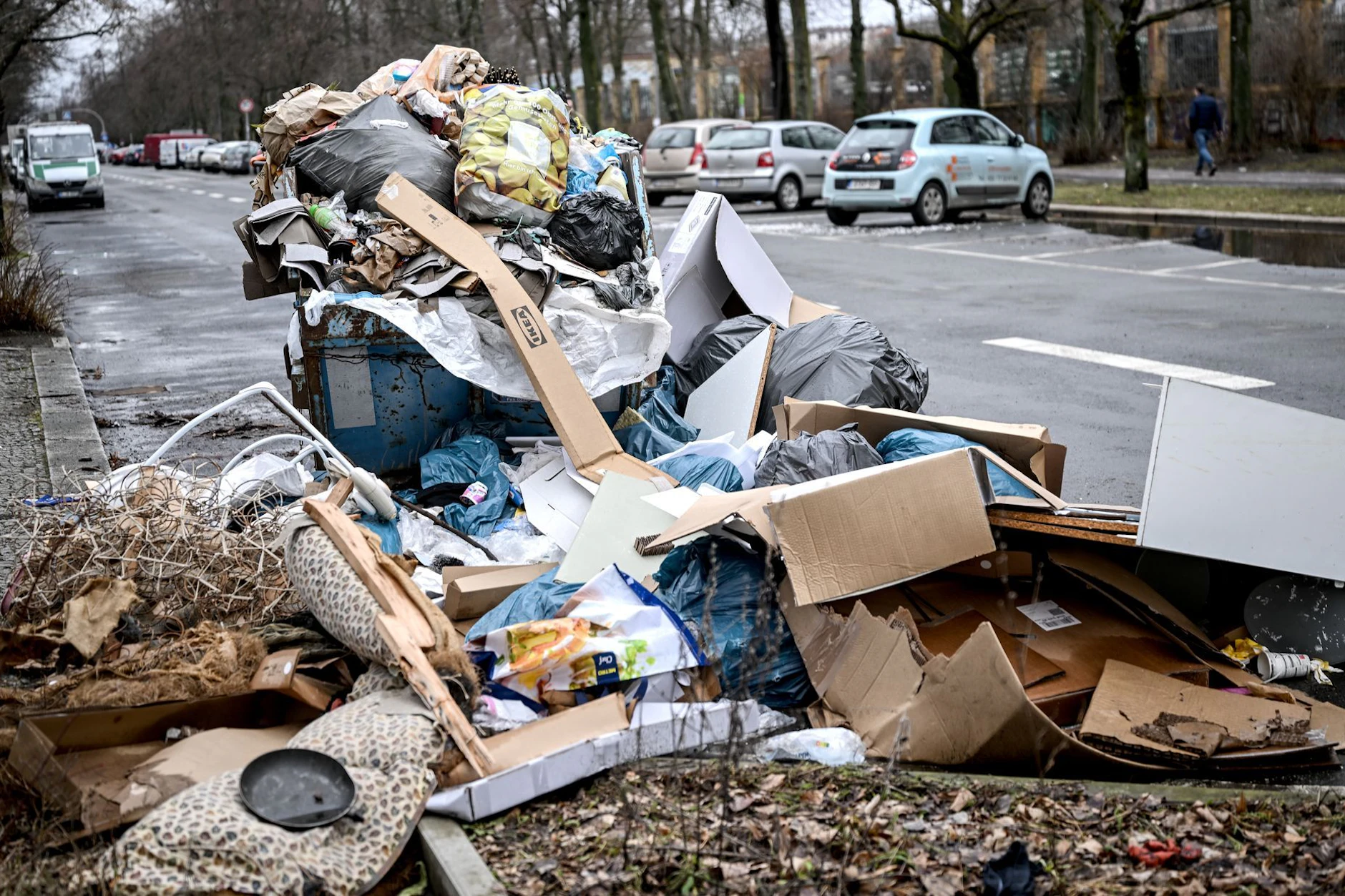 Kaputte Möbel, volle Mülltüten und Kisten - Berlin ist voller solcher Müll-Hotspots.