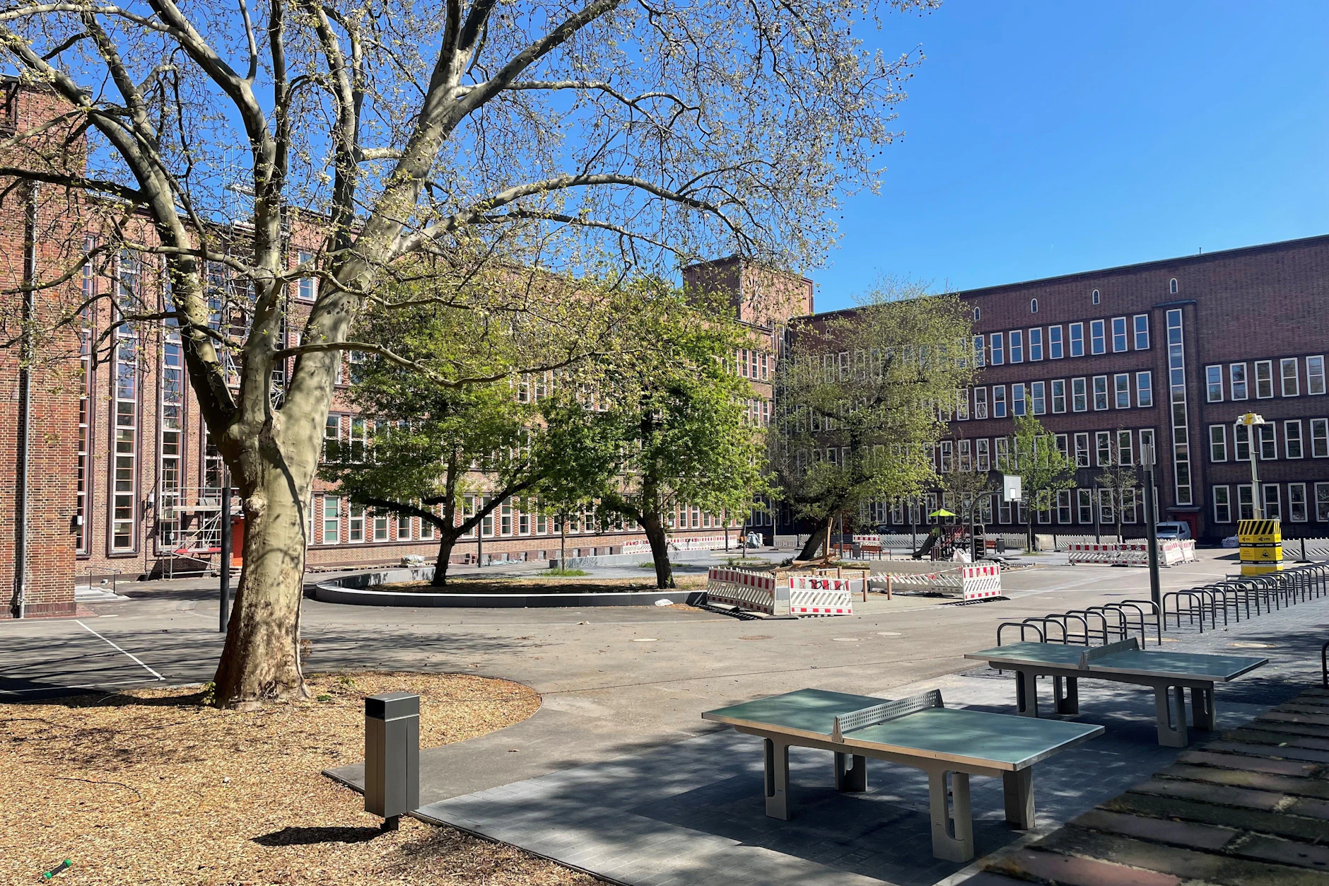 Der Schulhof der Grundschule am Weißen See sieht schon fast fertig aus.