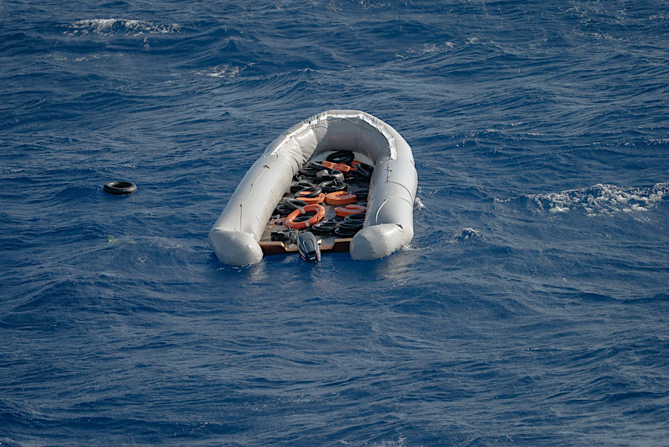 Ein verlassenes Schlauchboot treibt auf dem Mittelmeer.
