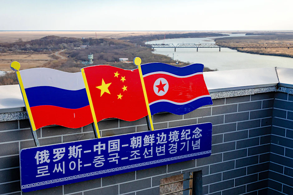 Blick auf die Eisenbahnbrücke über den Tumen im Grenzgebiet von China, Russland und Nordkorea