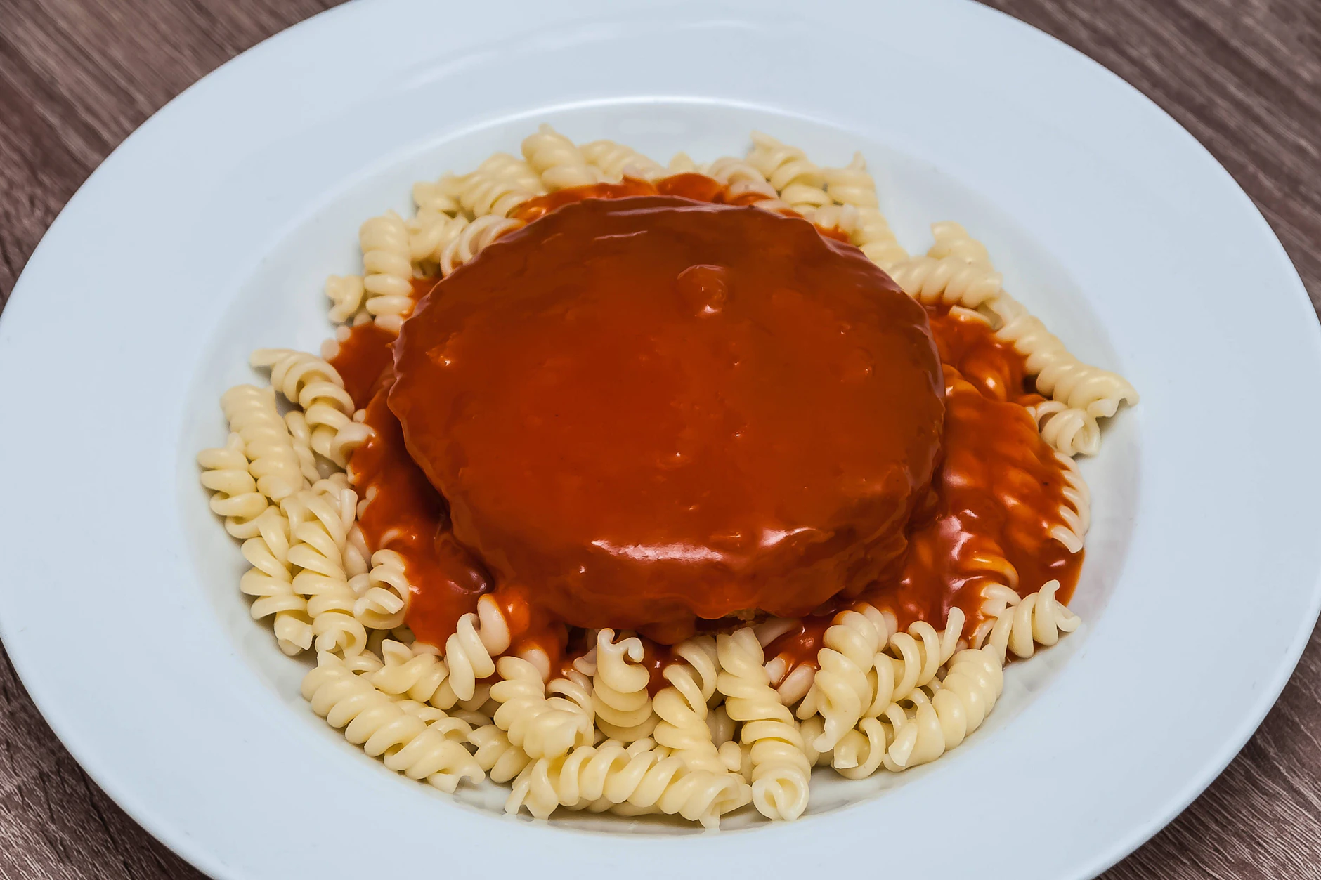 Auch zum DDR-Jägerschnitzel mit spirelli wird klassisch die einfache Tomatensoße aus der DDR serviert. Im Westen kann man sich über dieses Gericht aber nur wundern.