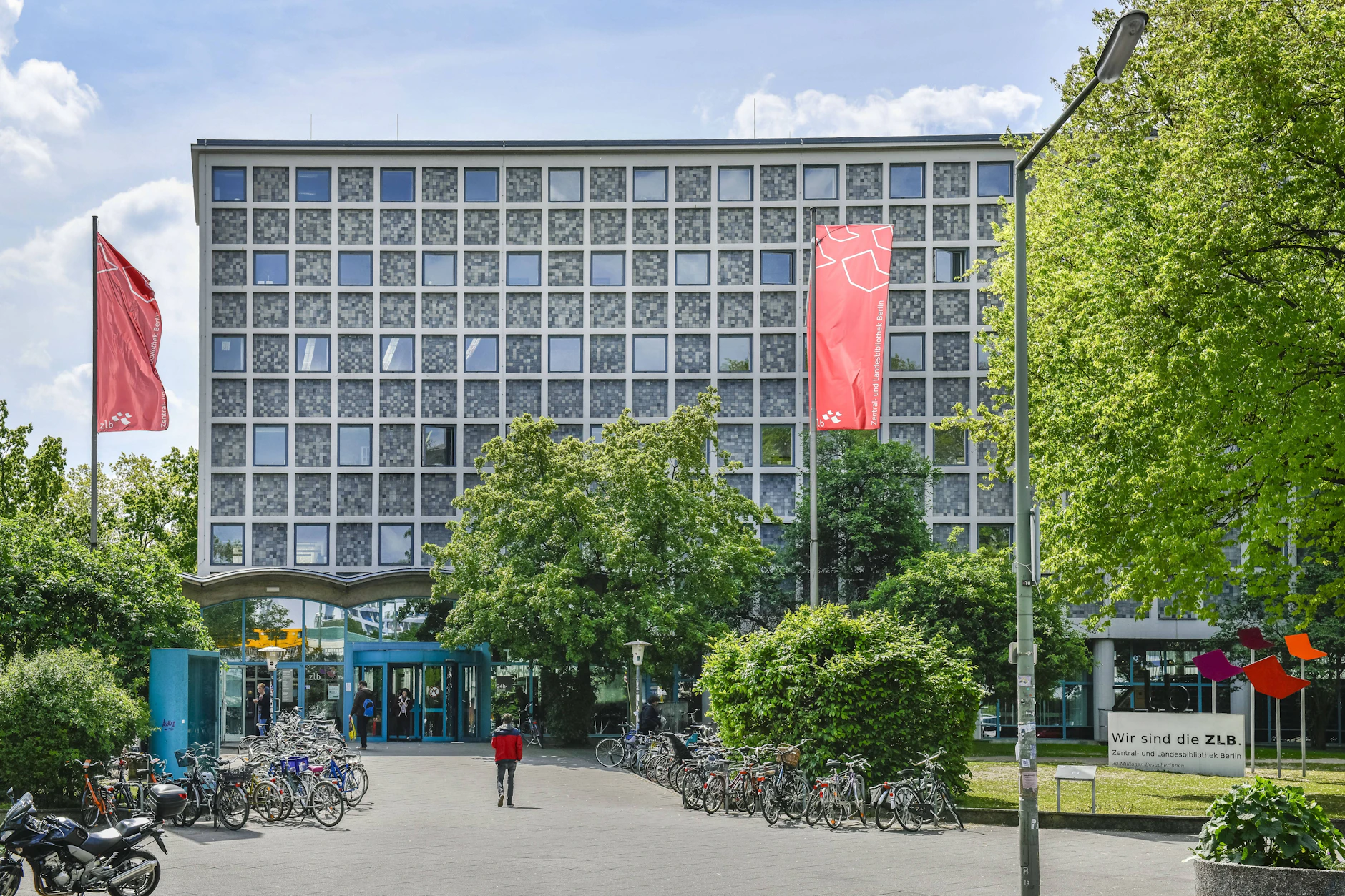 Die Amerika-Gedenkbibliothek, zugehörig zur Zentral- und Landesbibliothek, auf dem Blücherplatz in Kreuzberg.