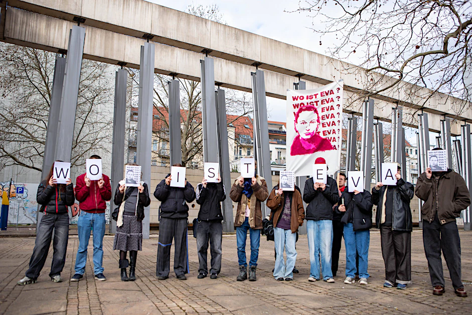 Demonstranten buchstabieren am 1. April in Leipzig: „Wo ist Eva“