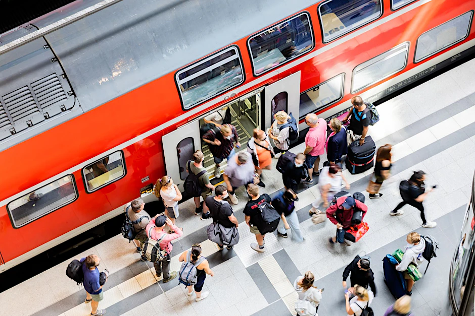 Einsteigen bitte! Ein Regionalexpress hält im Berliner Hauptbahnhof. Noch gibt es die direkte Verbindung zwischen Berlin und Schwedt.