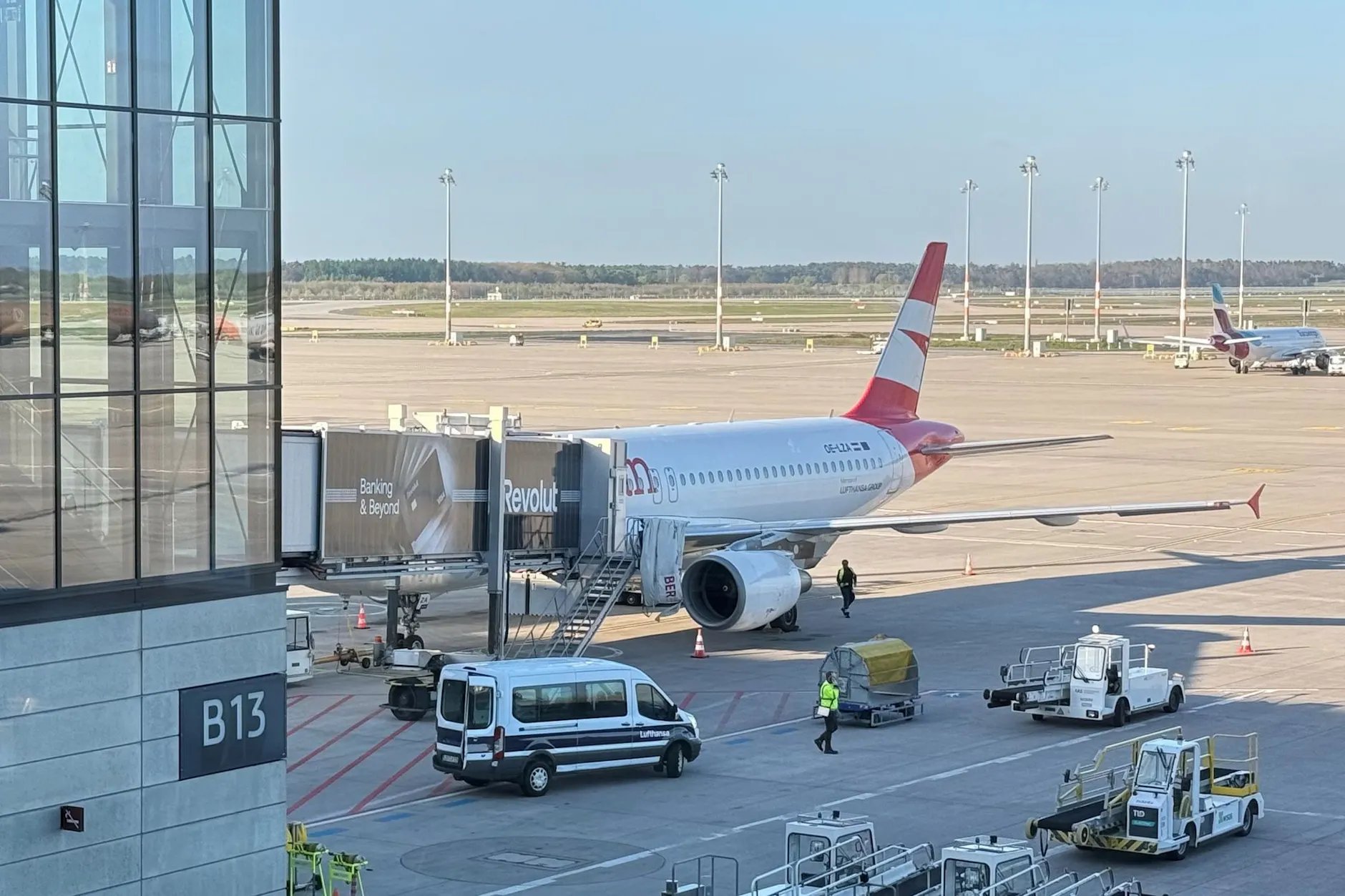 Ein Flugzeug A320 der Austrian Airlines steht an einem Terminal des Flughafens BER. In dem Flugzeug am Berliner Hauptstadtflughafen ist es zu einem Vorfall mit einem Abschiebehäftling gekommen.