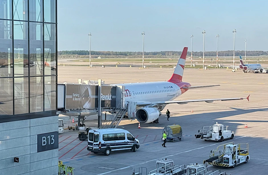 Ein Flugzeug A320 der Austrian Airlines steht an einem Terminal des Flughafens BER. In dem Flugzeug am Berliner Hauptstadtflughafen ist es zu einem Vorfall mit einem Abschiebehäftling gekommen.