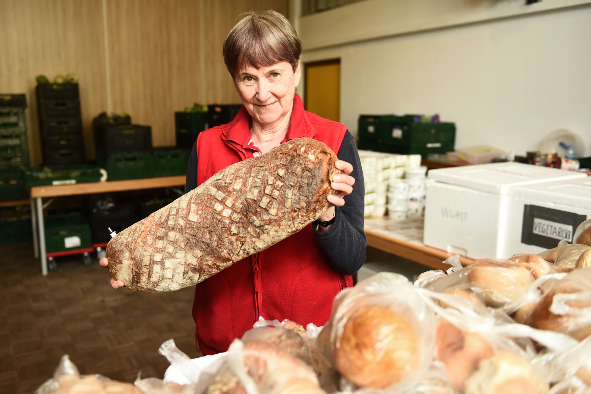 Irmgard Schadach ist Rentnerin und hilft bereits seit 13 Jahren ehrenamtlich bei der Tafel.