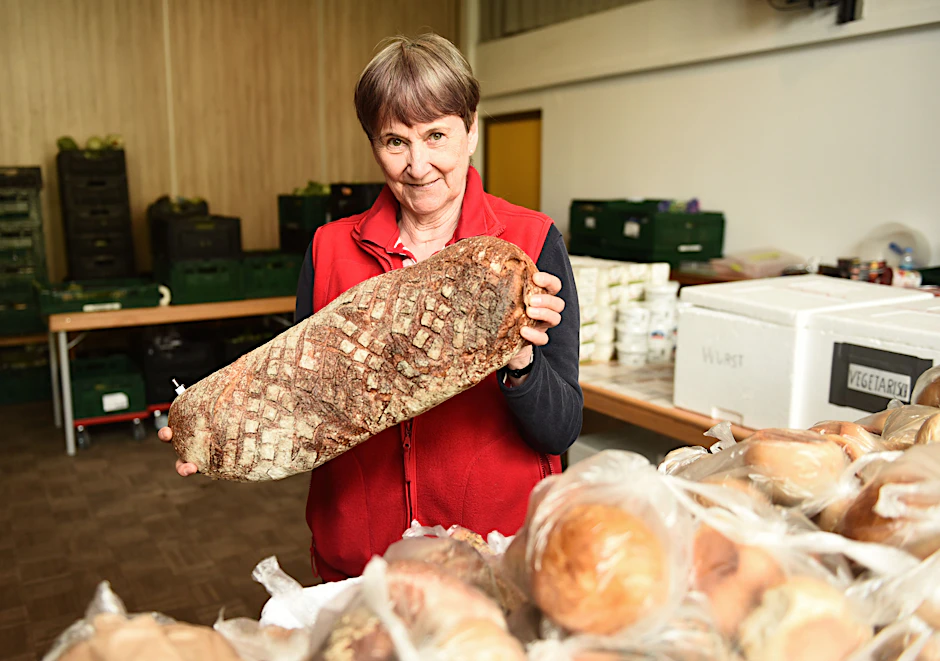 Irmgard Schadach ist Rentnerin und hilft bereits seit 13 Jahren ehrenamtlich bei der Tafel.