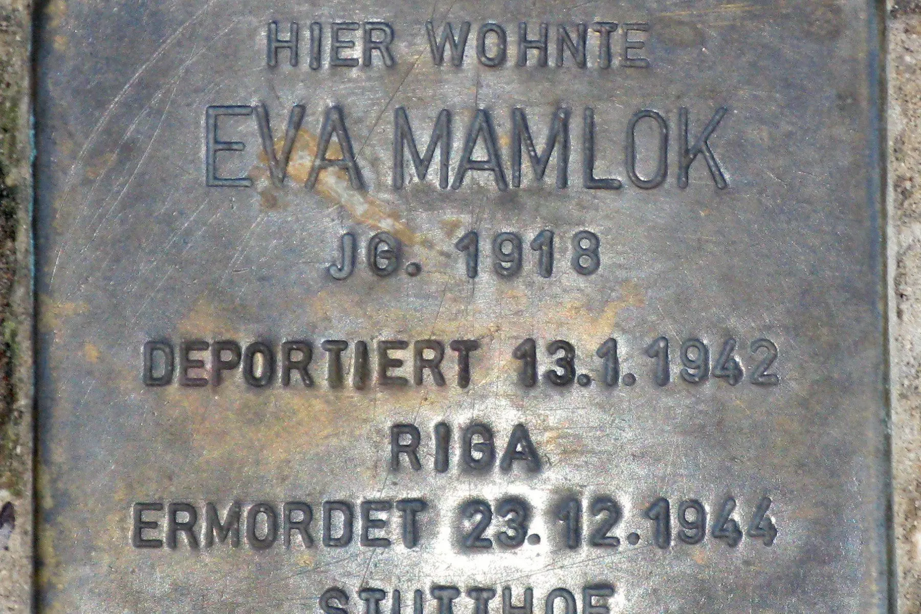 Dieser Stolperstein, der Eva Mamlok gedenkt, liegt in der Neuenburger Straße 1 in Berlin-Kreuzberg. Dort hat sie gewohnt.