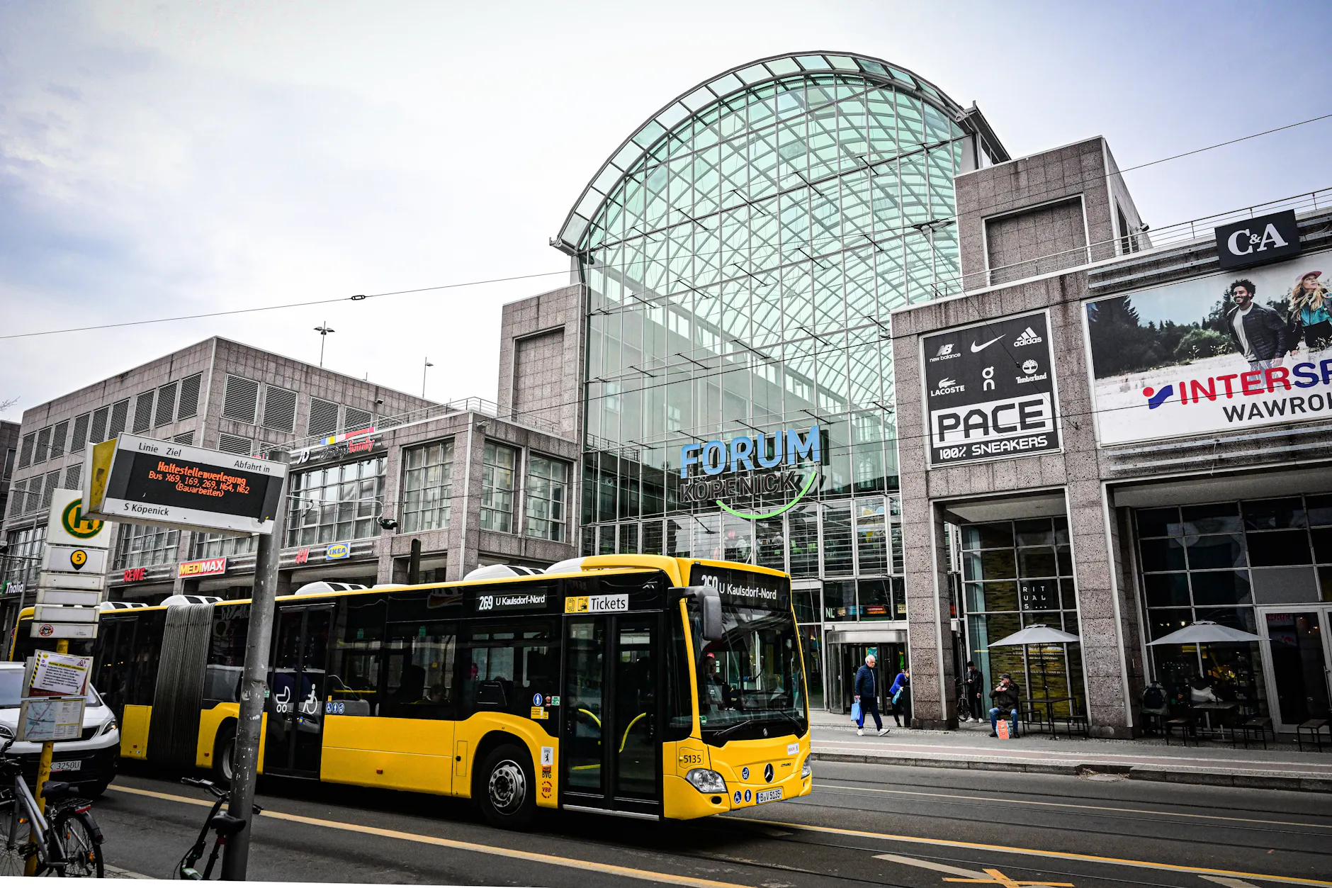 Das Forum Köpenick an der Bahnhofstraße – hier hat jetzt ein neuer Shop eröffnet. Für Kunden ist er ein alter Bekannter.