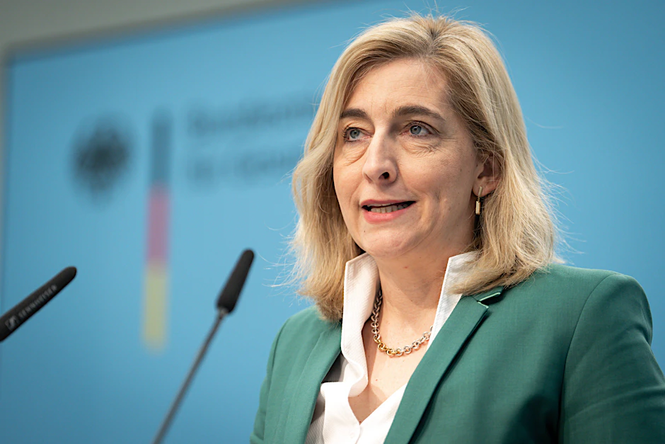 Bundesgesundheitsministerin Nina Warken (CDU) legt beim Krankenkassen-Sparprogramm ein hohes Tempo vor.