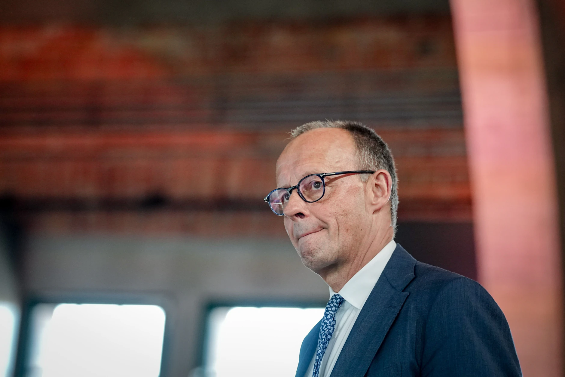 Bundeskanzler Friedrich Merz (CDU) sieht sich wegen der Energiekrise zunehmendem Druck aus der Logistikbranche ausgesetzt.
