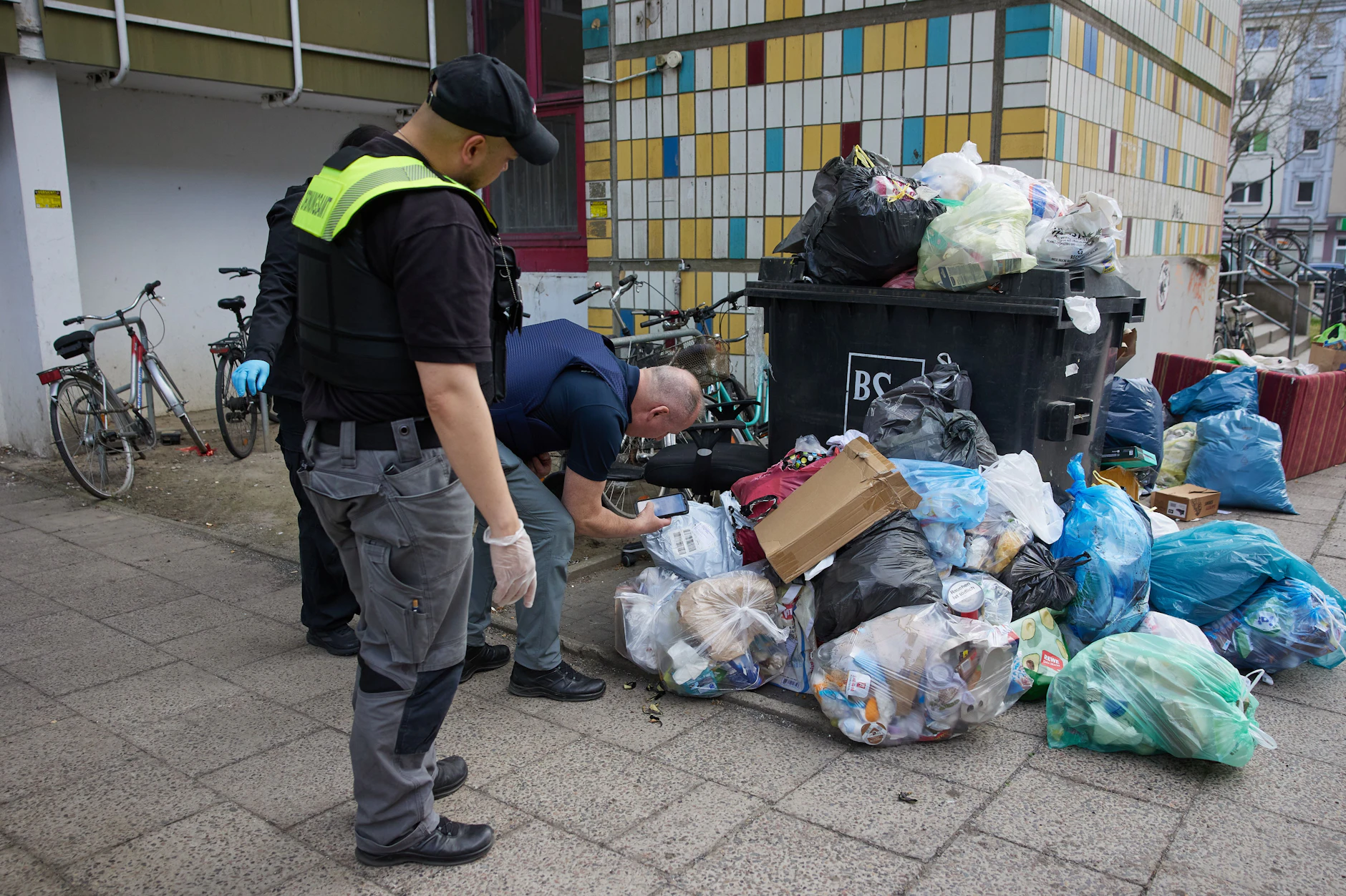 Müll-Sheriffs des Ordnungsamts sind im Einsatz, um Müllsünder zu identifizieren.