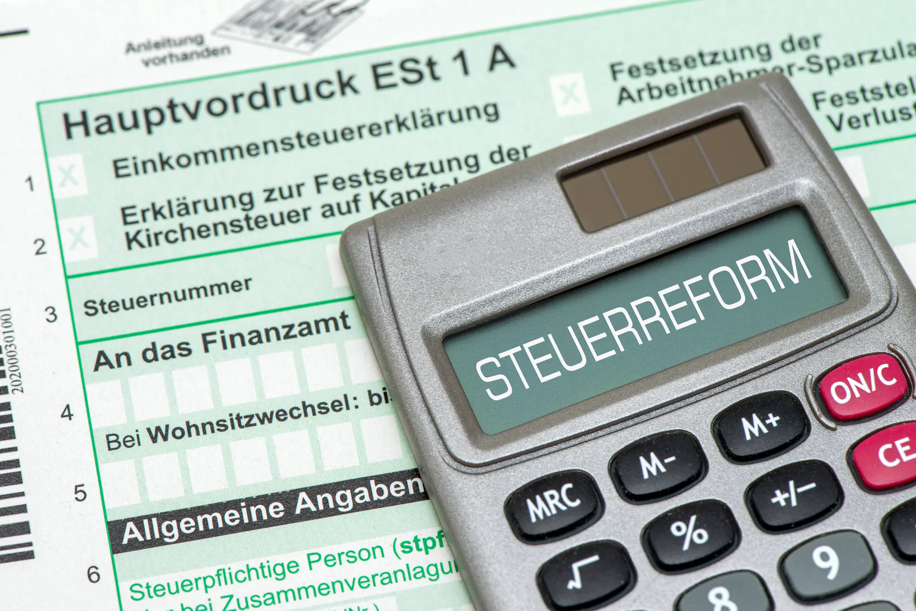 Die letzte Reform der Einkommensteuer, die Entlastung für alle brachte, stammt von den Sozialdemokraten Gerhard Schröder und seinem damaligen Finanzminister Hans Eichel.