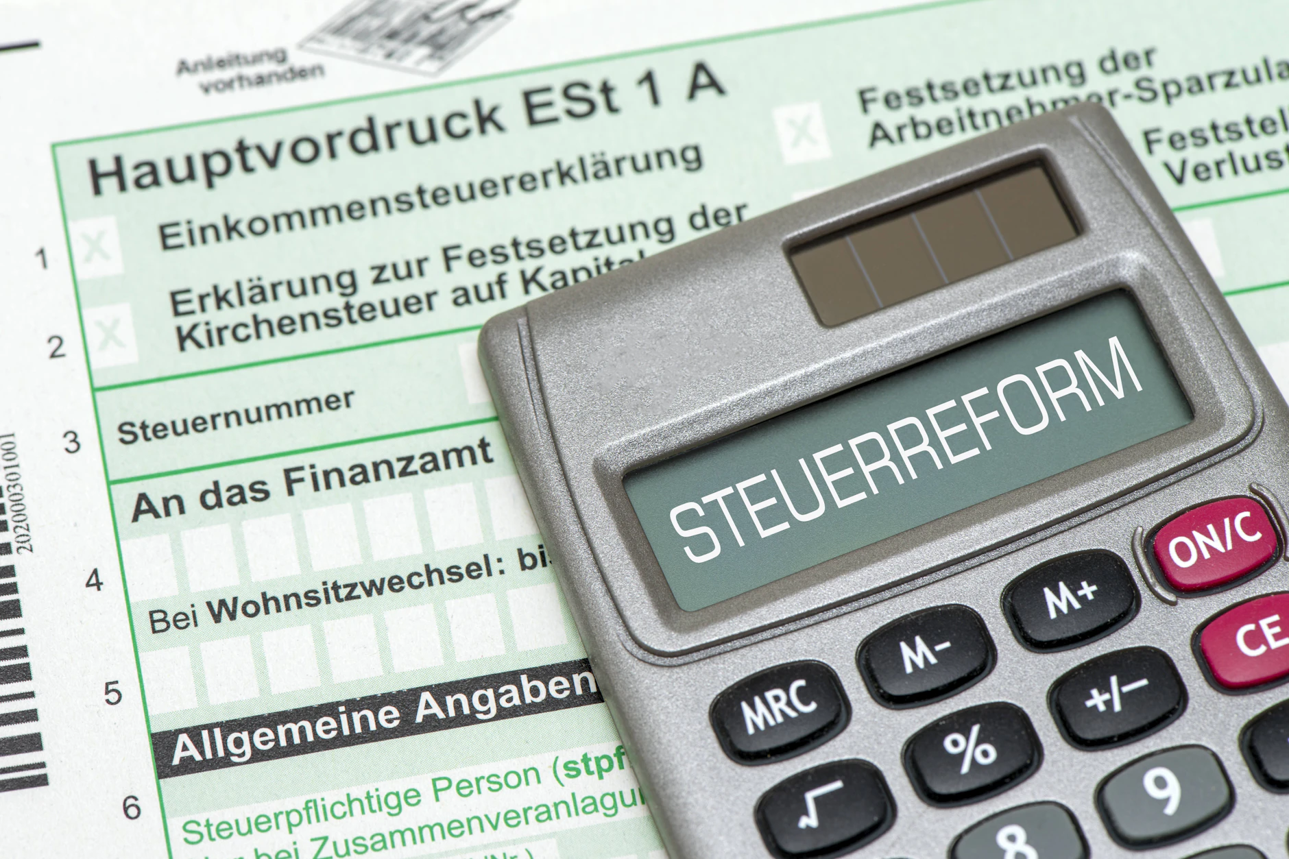 Die letzte Reform der Einkommensteuer, die Entlastung für alle brachte, stammt von den Sozialdemokraten Gerhard Schröder und seinem damaligen Finanzminister Hans Eichel.