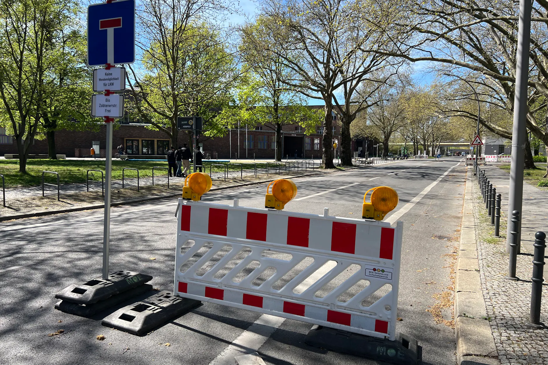 Durchfahrt verboten, auf Höhe Fischerstraße geht es Richtung Rummelsburger Bucht nicht weiter.