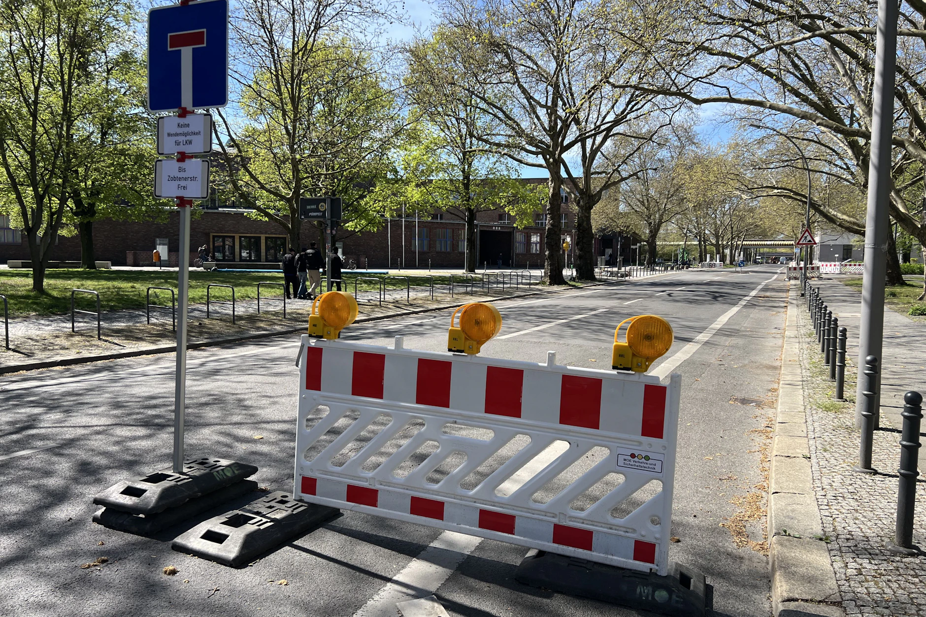 Durchfahrt verboten, auf Höhe Fischerstraße geht es Richtung Rummelsburger Bucht nicht weiter.