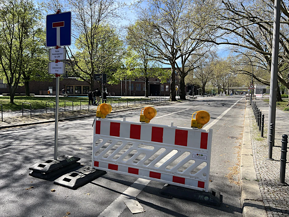 Durchfahrt verboten, auf Höhe Fischerstraße geht es Richtung Rummelsburger Bucht nicht weiter.