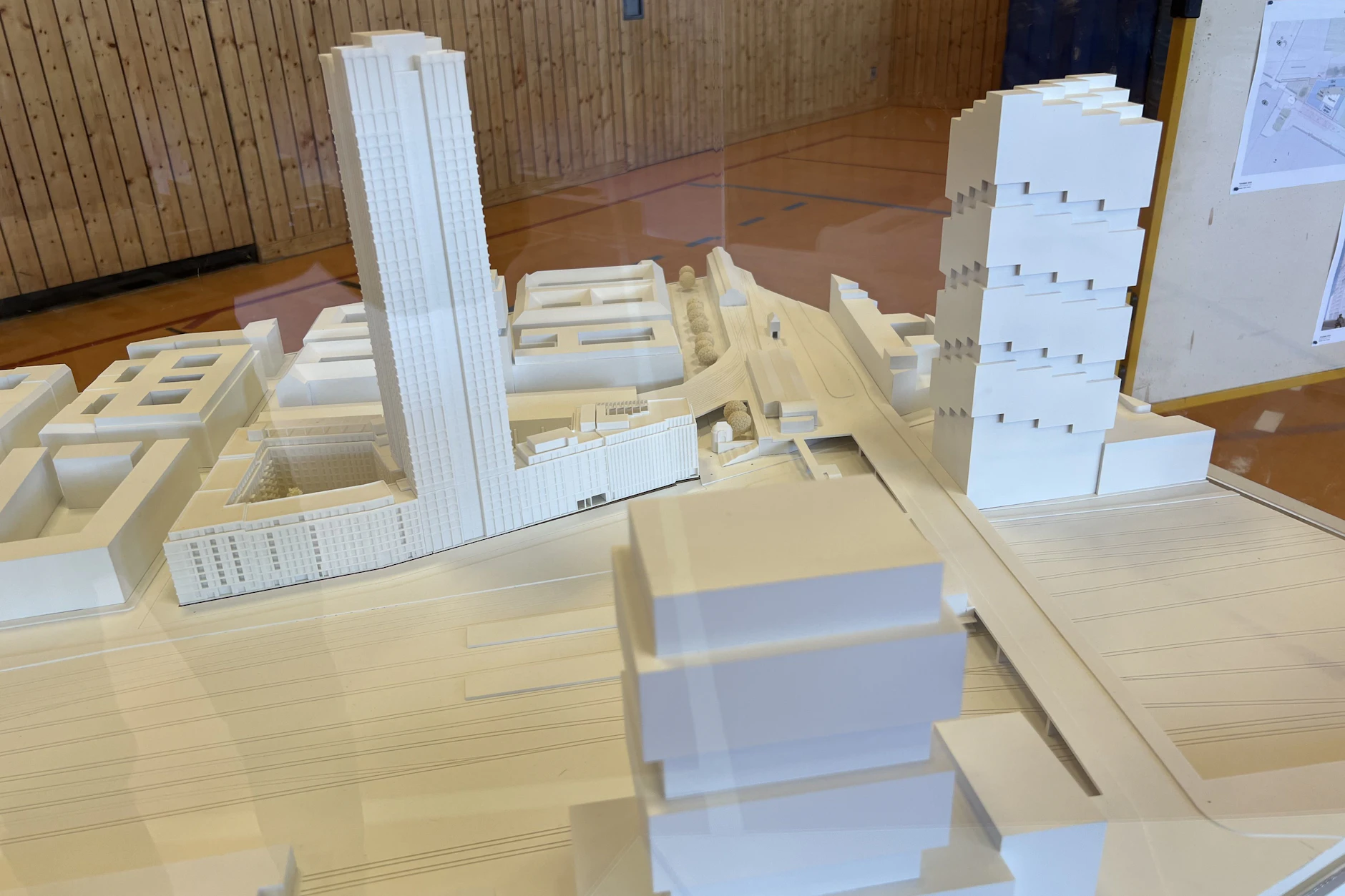 Dieses Modell war Mittwoch ausgestellt, links oben der geplante Wohnturm, rechts der bereits fertiggestellte Amazon Tower.