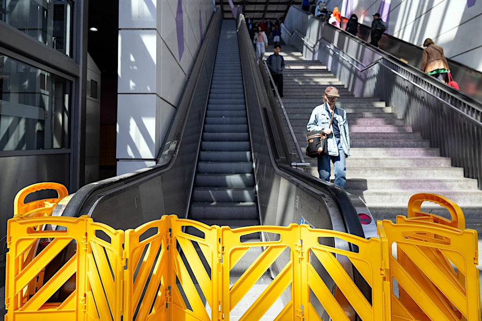 Am Bahnhof Südkreuz in Berlin bleiben mehrere Rolltreppen außer Betrieb.