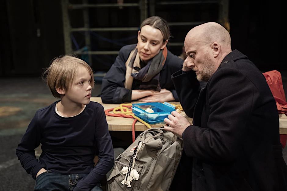 Das Theaterstück „11 Ar“ von Goksoyr & Martens analysiert den authentischen Suizid eines Schulkindes.