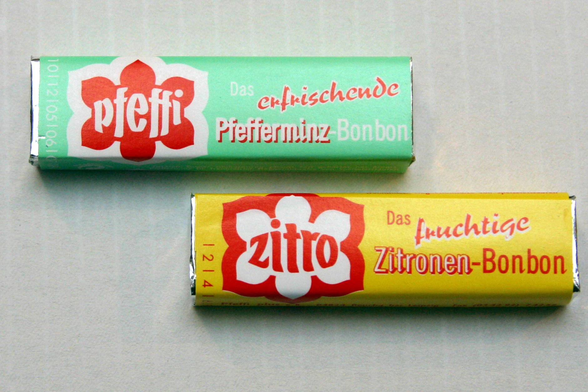 So kennt man sie: Pfeffi und Zitro in der grünen und der gelben Verpackung. Seit 2000 gibt es die Kult-Bonbons aus der DDR wieder in den Regalen.