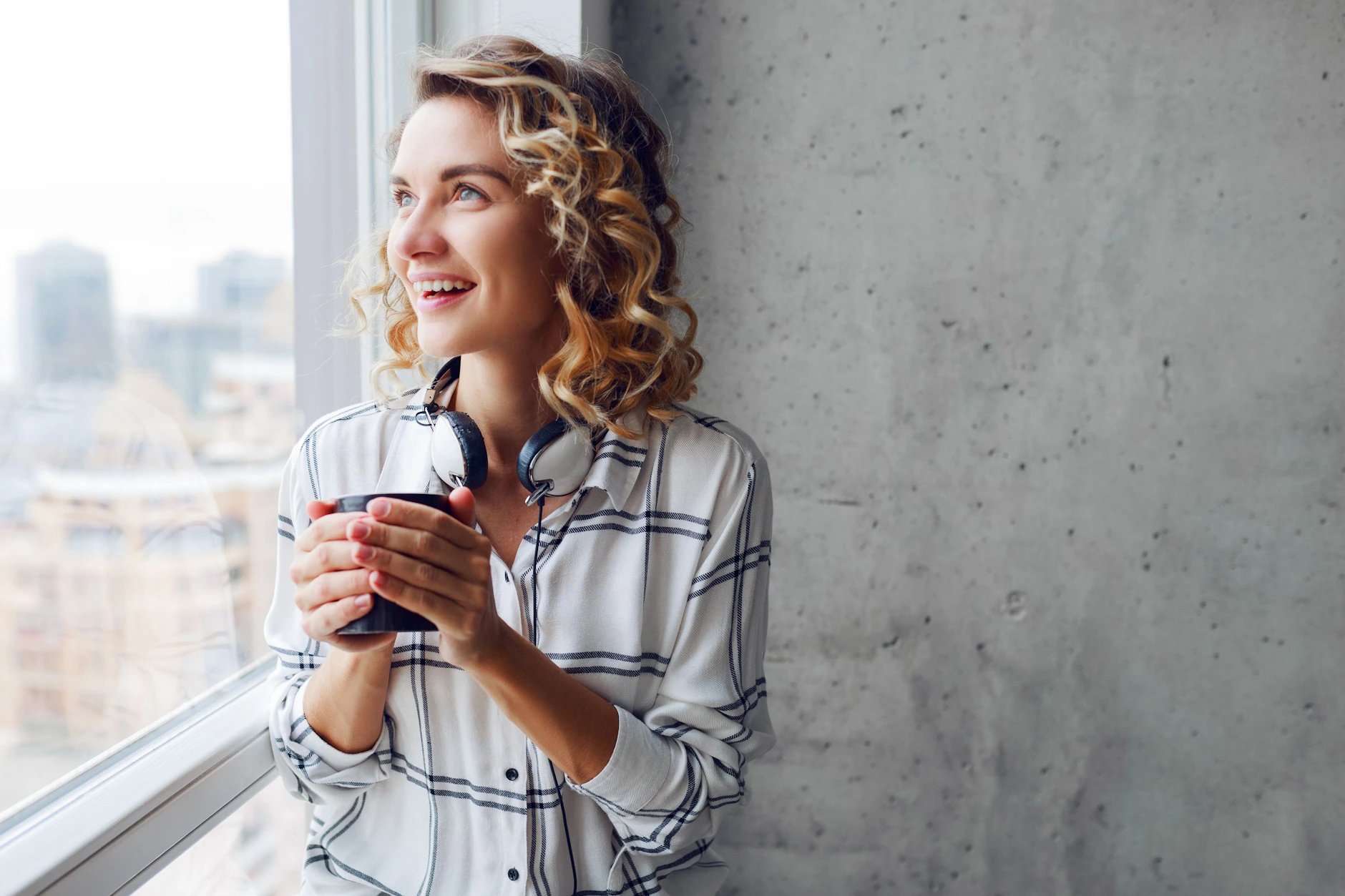 Mit einem Kaffee in der Hand und dem Blick nach vorne – der Freitag, der 24. April, bringt für viele Sternzeichen genau diese Leichtigkeit.
