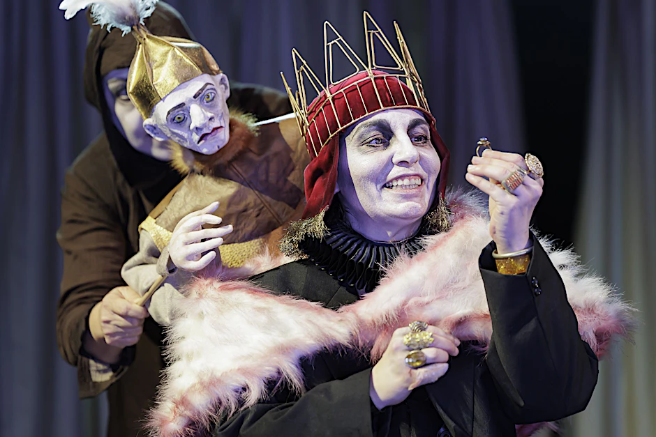 Charlotte Ronas und Claudia Lüftenegger in Richard III.
