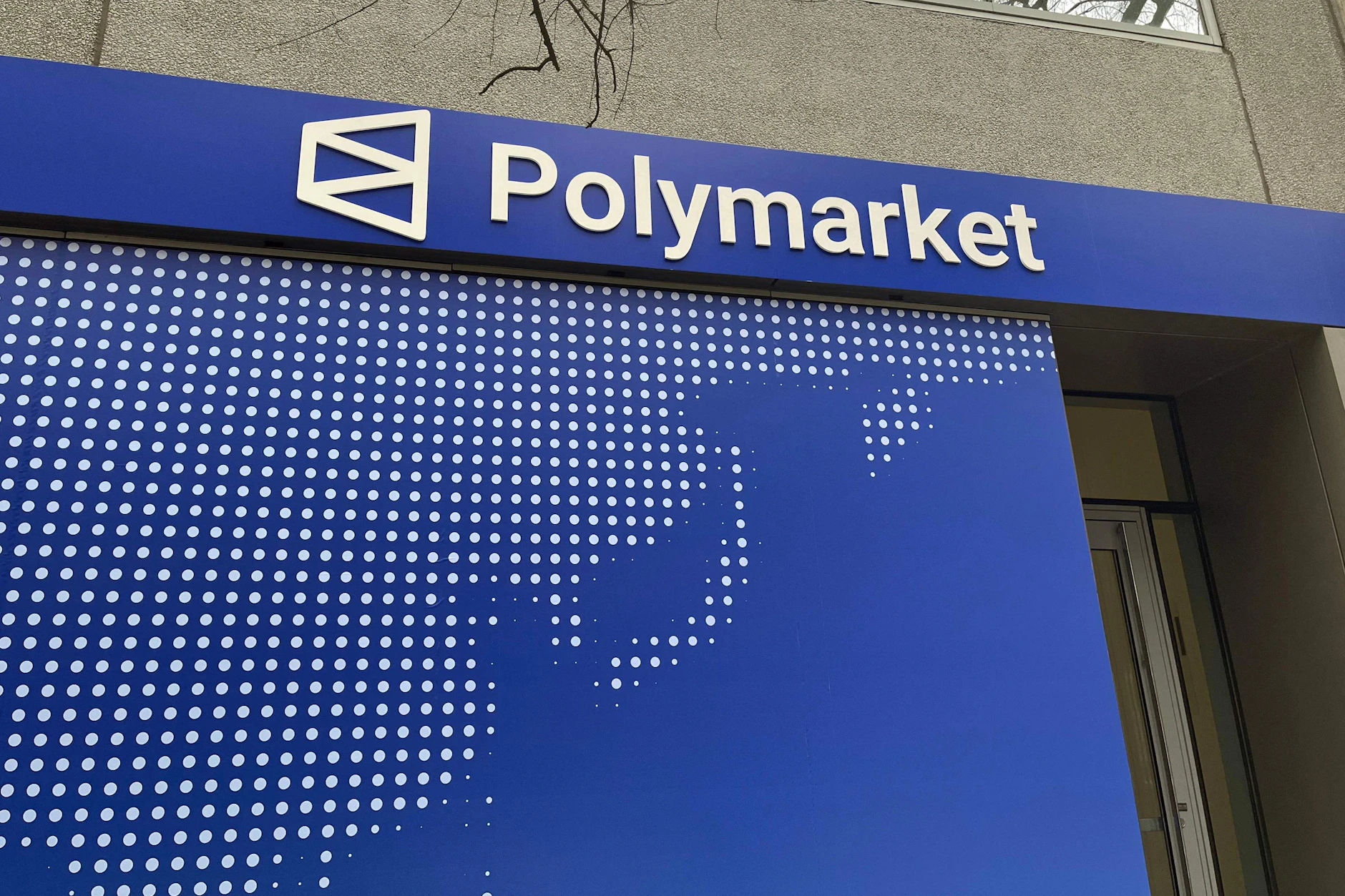 Das Logo der Online-Plattform Polymarket an ihrem neuen Sitz „The Situation Room“ in Washington