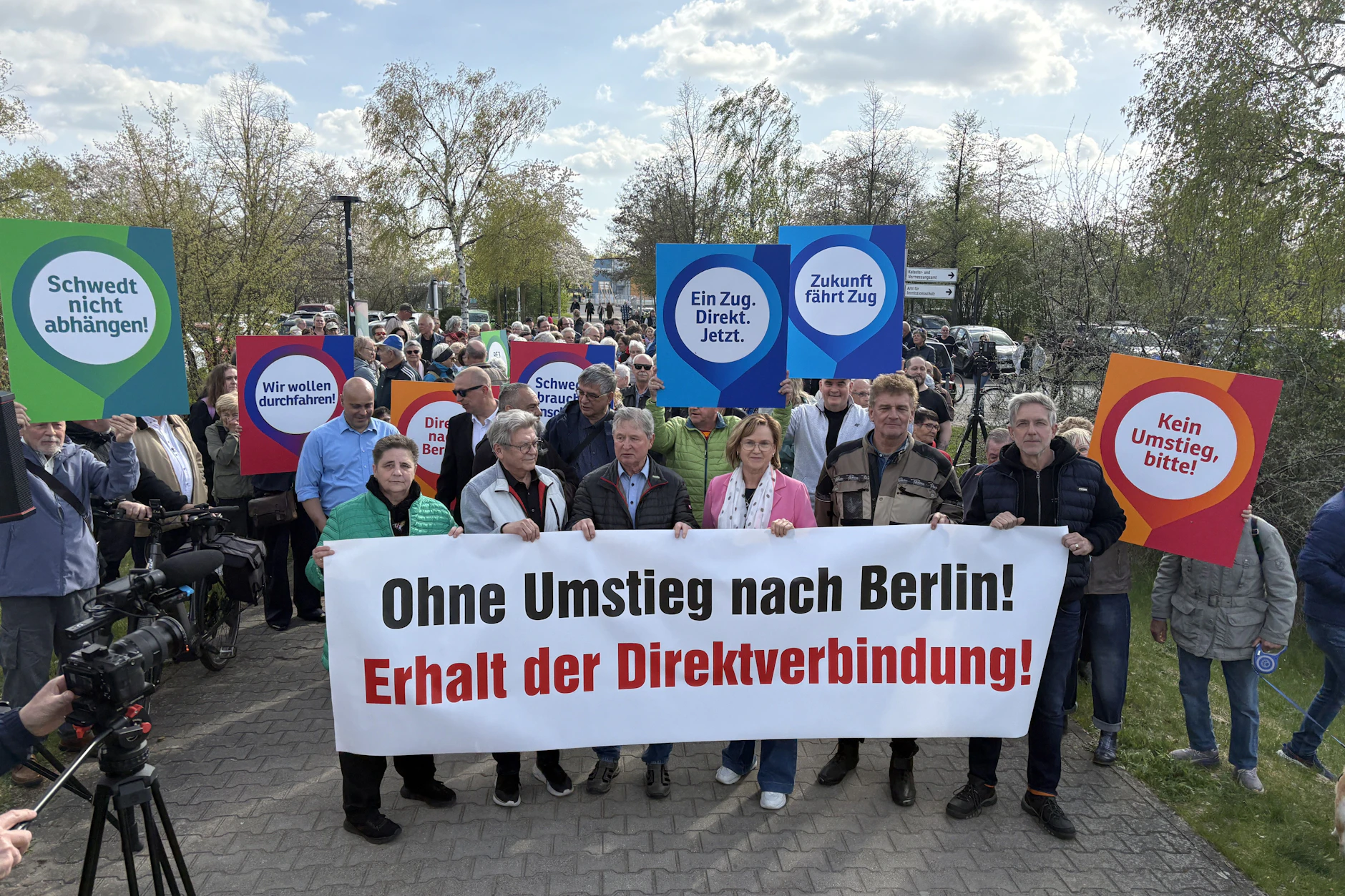 Protest gegen die Einstellung der direkten Zugverbindung zwischen Schwedt/Oder und Berlin: Rund 150 Menschen demonstrieren am 23. April in Schwedt.