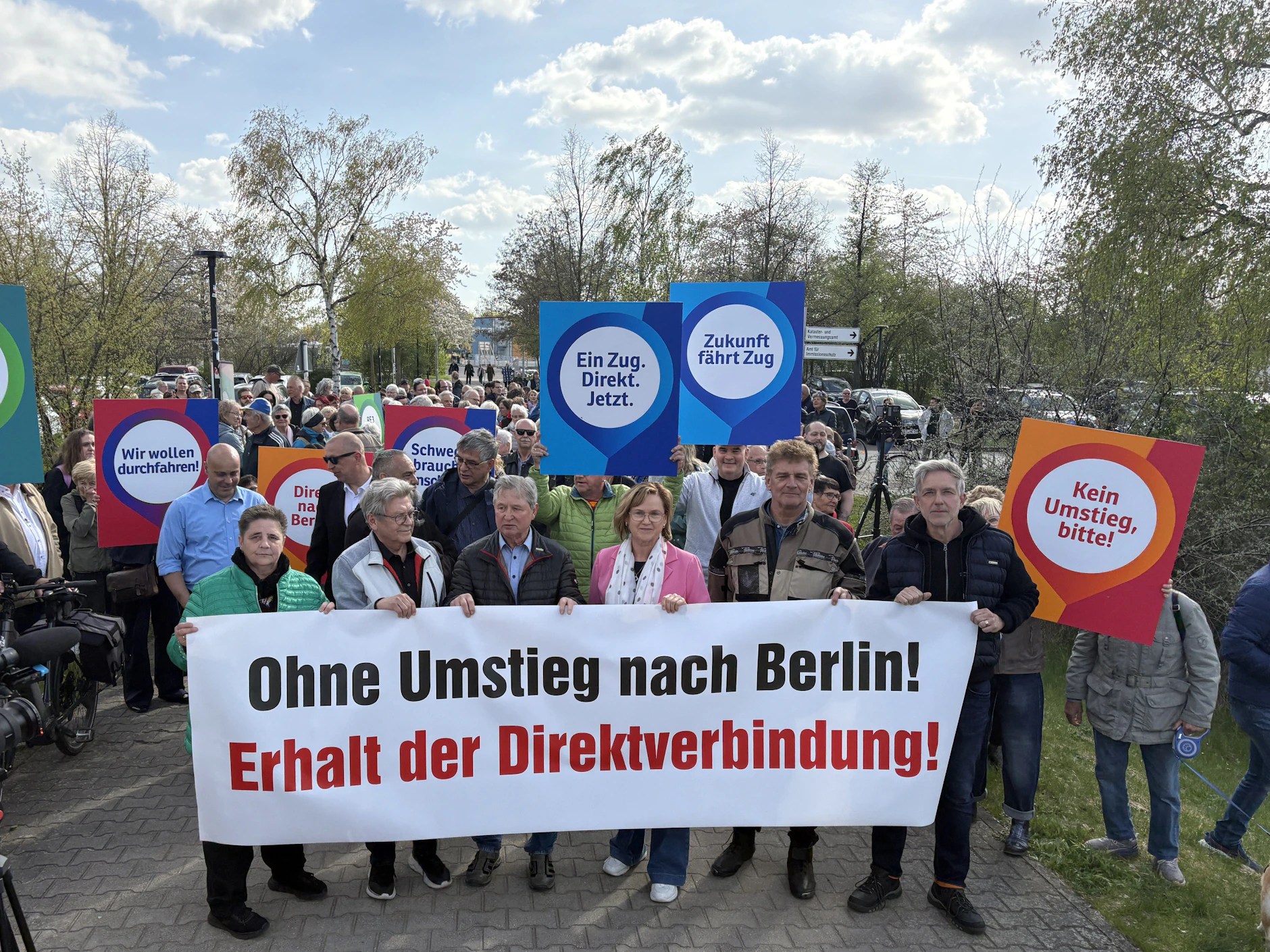 Protest gegen die Einstellung der direkten Zugverbindung nach Berlin: Rund 150 Menschen demonstrieren am 23. April in Schwedt.