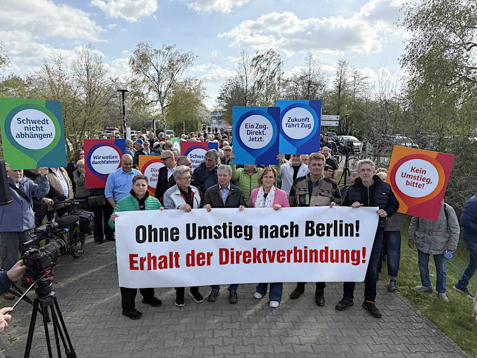Protest gegen die Einstellung der direkten Zugverbindung nach Berlin: Rund 150 Menschen demonstrieren am 23. April in Schwedt.