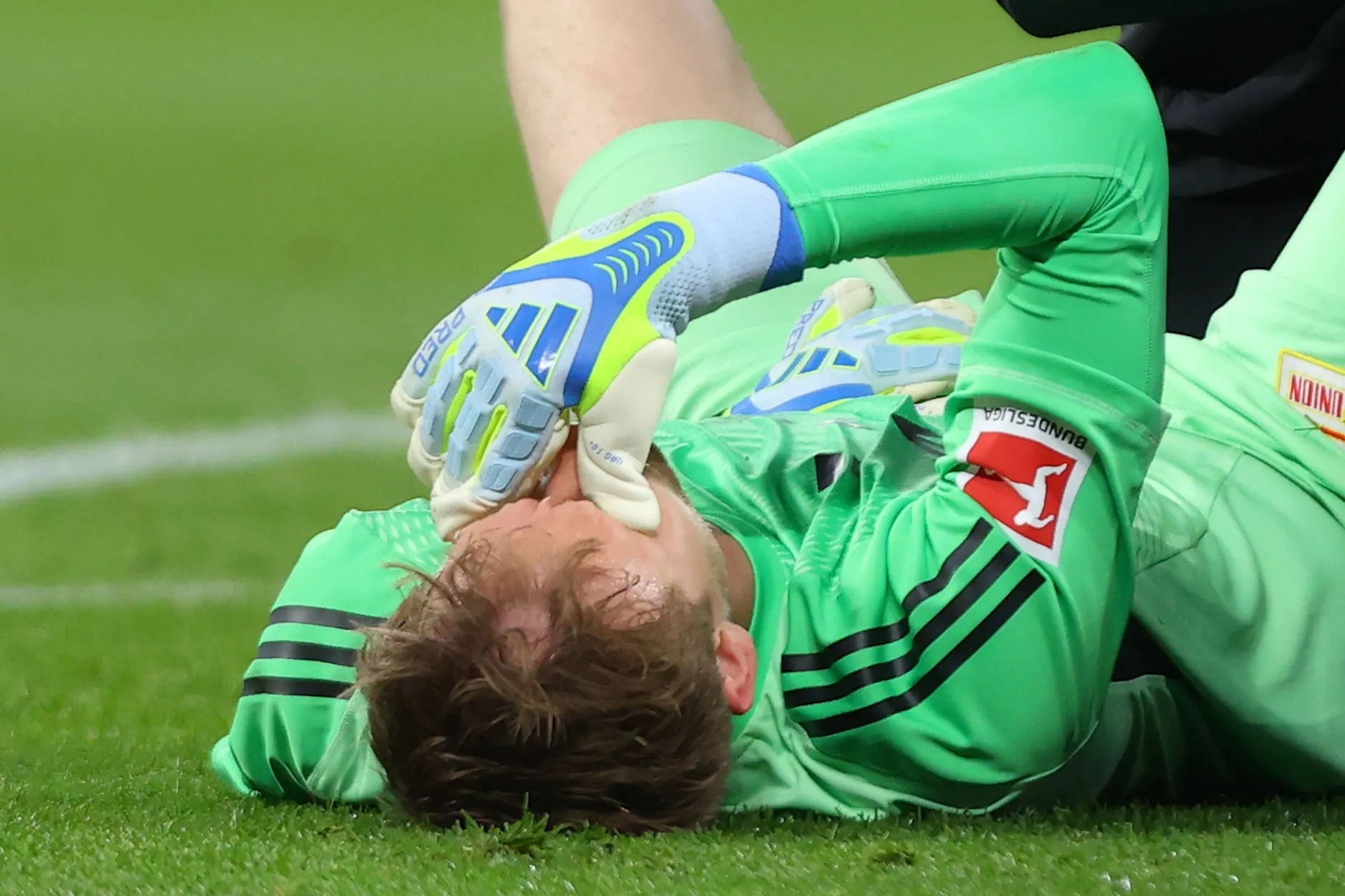 Union-Keeper Frederik Rönnow musste schon in der ersten Halbzeit verletzt vom Feld.