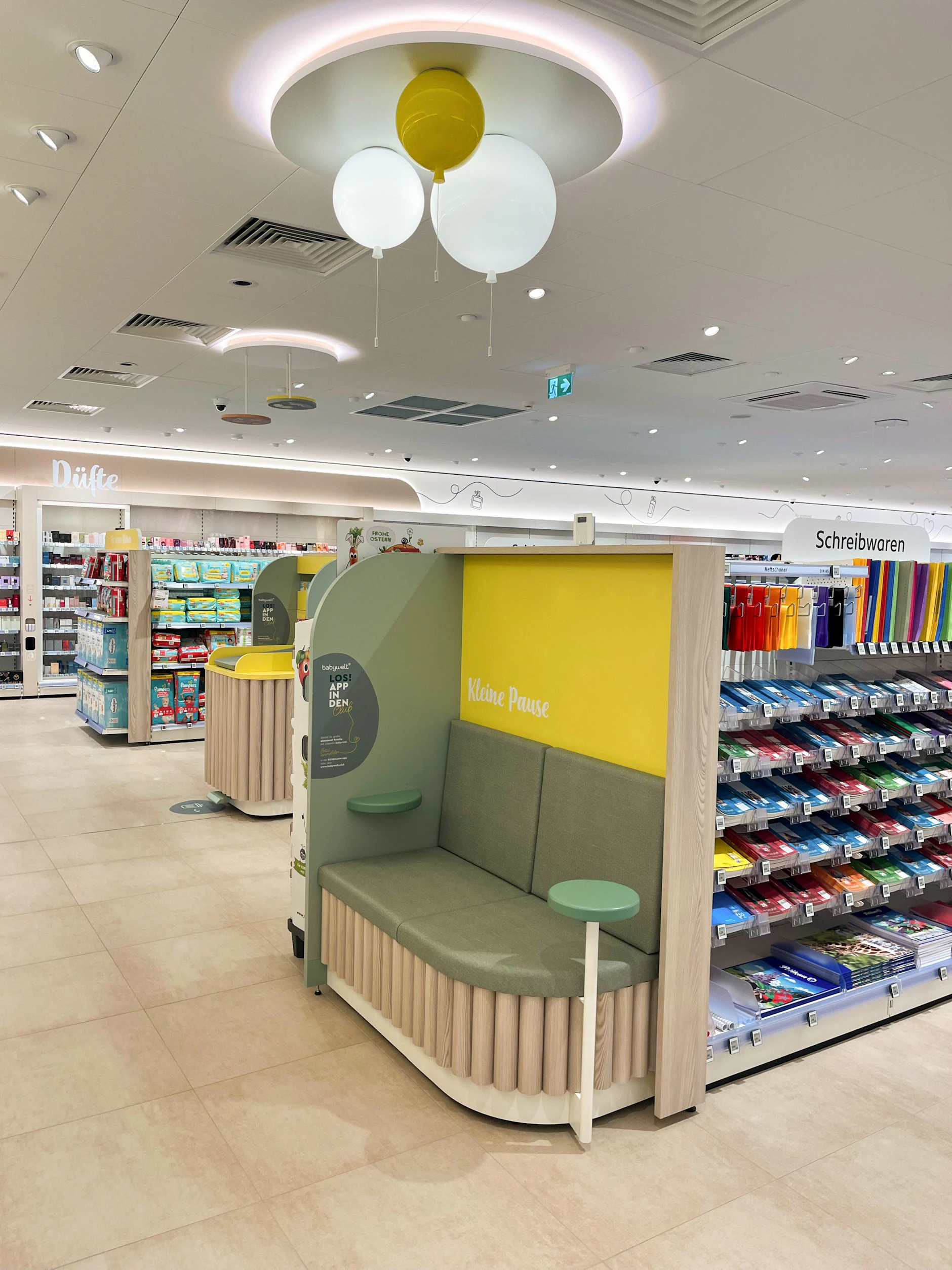 Auch Sitzgelegenheiten soll es bei Rossmann künftig geben, etwa am Geschenke-Einpack-Tisch und in der Babyecke. Hier soll ein Wickeltisch angeschlossen sein.
