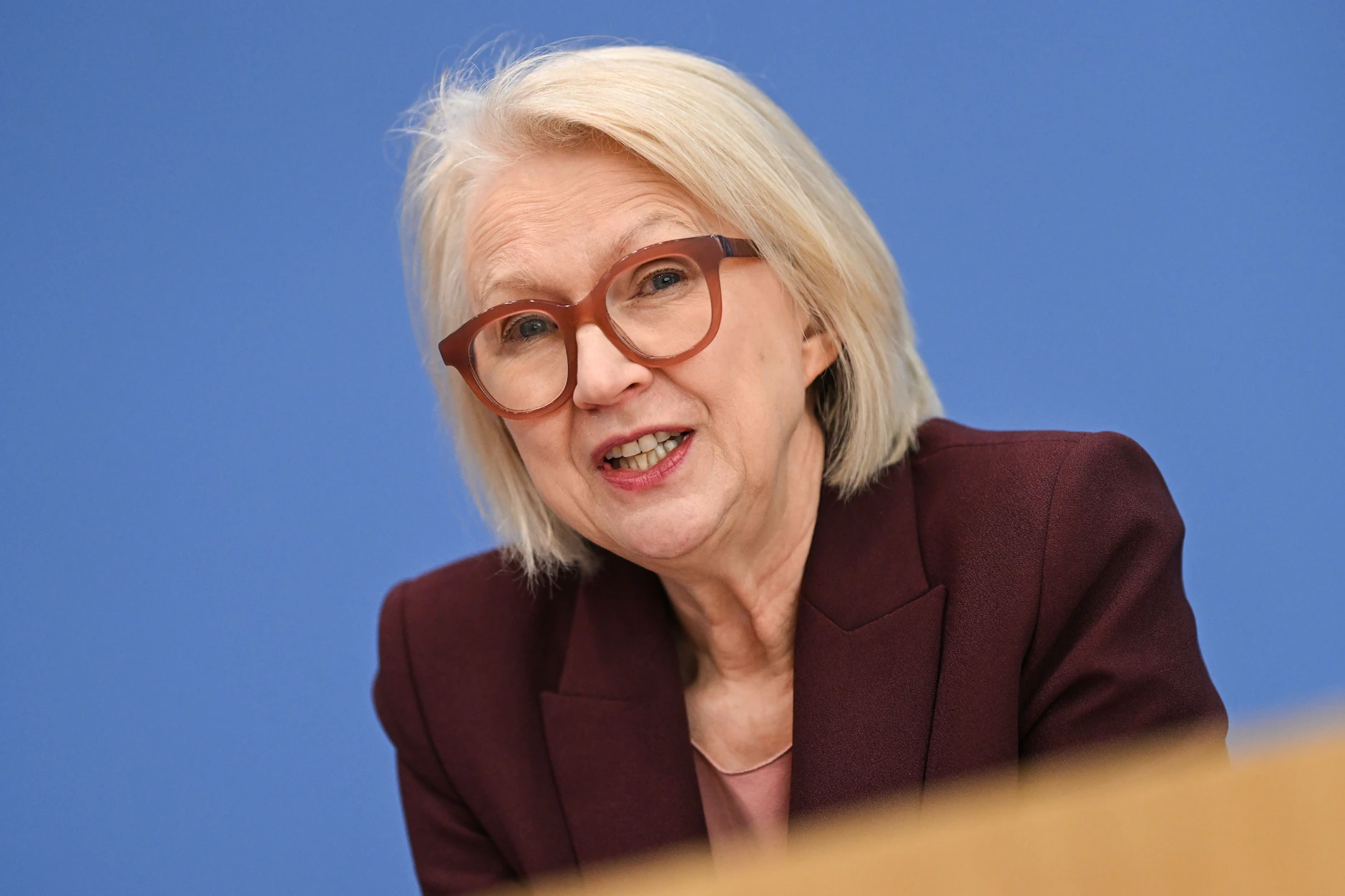 Monika Schnitzer, Vorsitzende des Sachverständigenrats, stimmt dem Bundeskanzler zu.