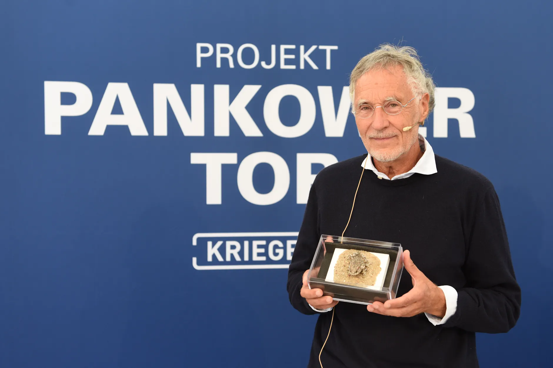 Investor Kurt Krieger hält eine nachgebildete Kreuzkröte in der Hand. Die Tiere machen ihm in Pankow das Bauen schwer.