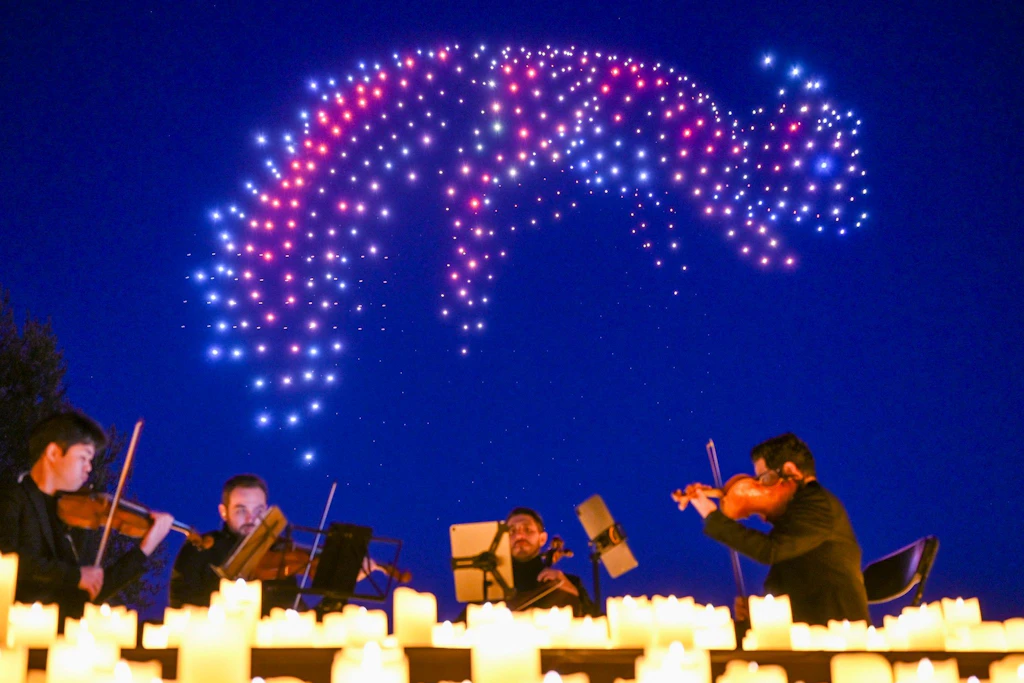 Sychronisierte Drohnen zeigen bei einer DroneArt Show Lichtbilder am Himmel über den Gärten der Welt. Ein Live-Streichquartett begleitet die bis zu 1.000 Drohnen, die diese Figuren am Nachthimmel formen. 
