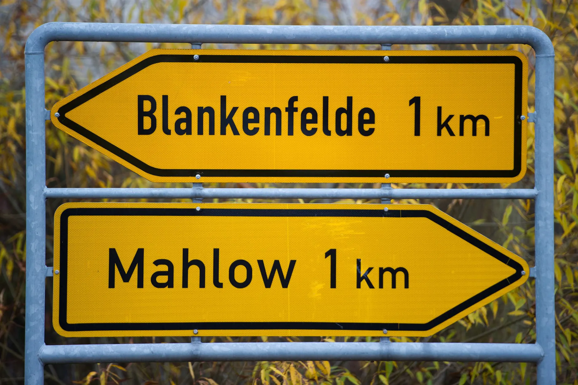 Blick auf Wegweiser in Richtung Blankenfelde und nach Mahlow.