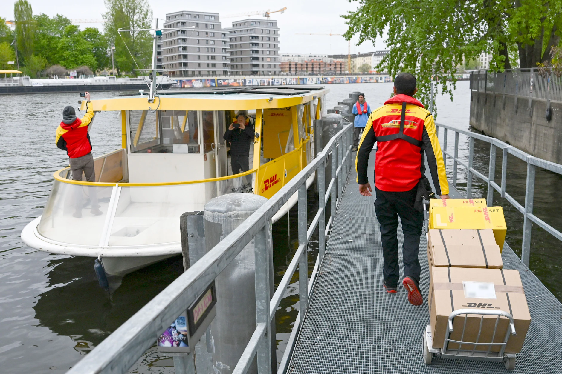 Die DHL Group erweitert mit dem Solarschiff ihren emissionsfreien Pakettransport auf dem Wasser in Berlin. 