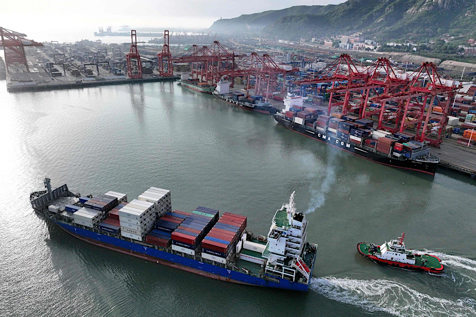 Containerschiffe im chinesischen Hafen Lianyungang