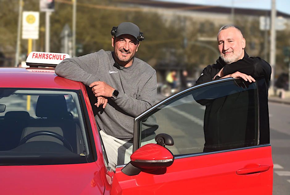 Die Fahrlehrer Murat Memis (l.) und Ertugrul Uygu&nbsp; verraten ihre Spar-Tipps beim Führerschein.