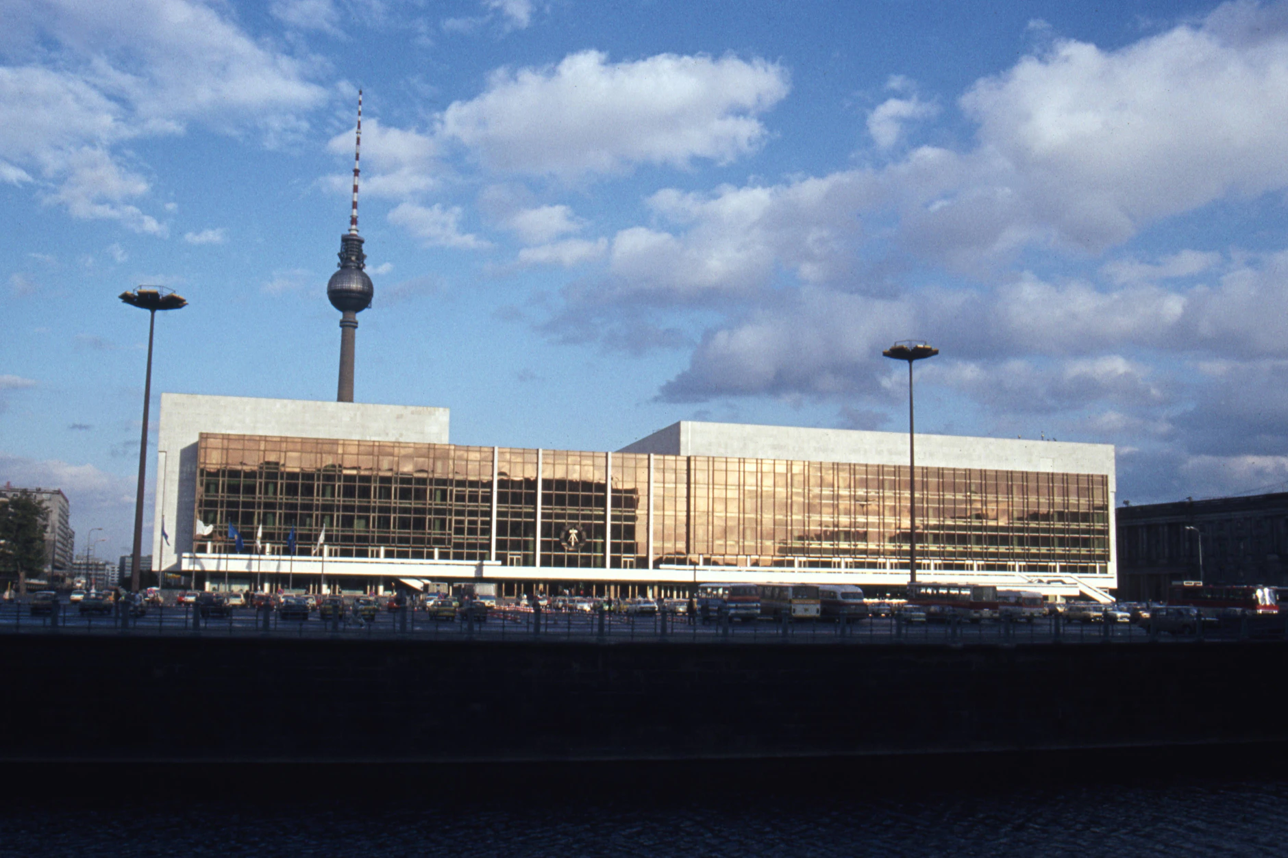 Der Palast der Republik in Berlin. Inzwischen ist der Bau, einst das Machtzentrum der DDR, längst Geschichte.