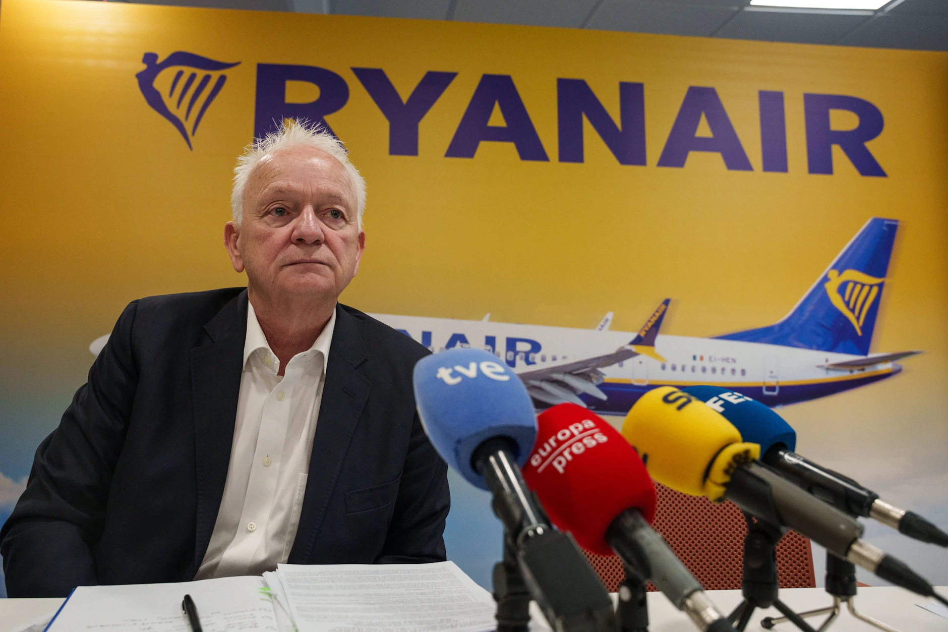 Ryanair-Chef Eddie Wilson zieht sein Unternehmen aus Berlin ab und sieht den deutschen Luftverkehr für nicht wettbewerbsfähig.