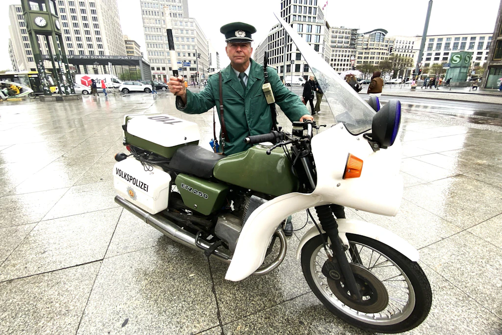 Wo einst die Mauer stand, kommt jetzt die DDR zurück