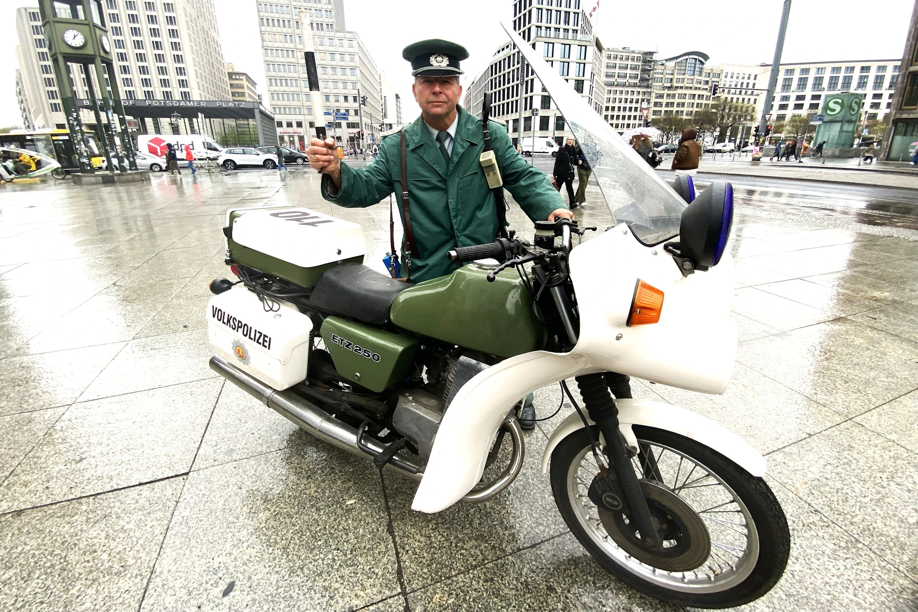 Wo einst die Mauer stand: Die Volkspolizei ist auf dem Potsdamer Platz wieder da. Mit echter Uniform und mit Original-Motorrad lässt Kabarettist Mario Kaulfers (60) ganz in der Nähe die DDR in einer Show aufleben.