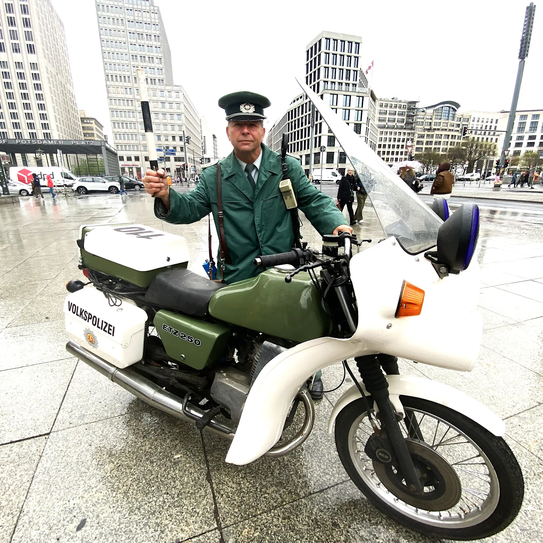 Wo einst die Mauer stand, kommt jetzt die DDR zurück
