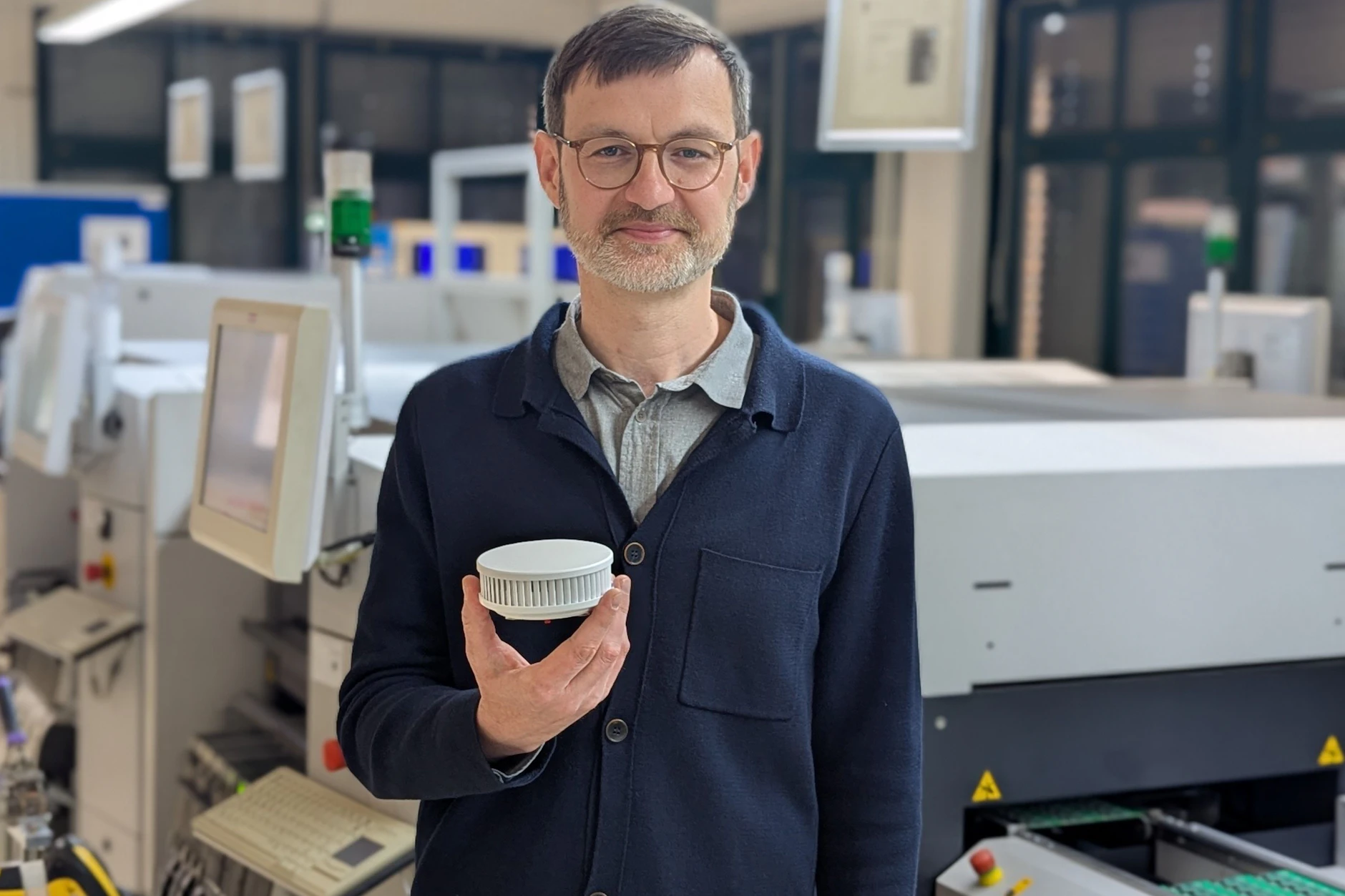 Pyrexx-Geschäftsführer Sebastian Herre mit dem fehlerhaft getesteten Rauchmelder PX-1.