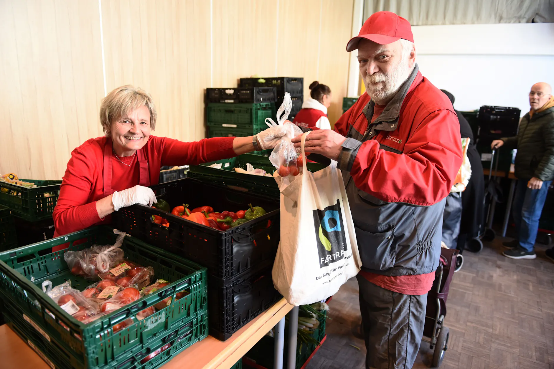 Jeden Donnerstag packen die ehrenamtlichen Helfer zusammen an.
