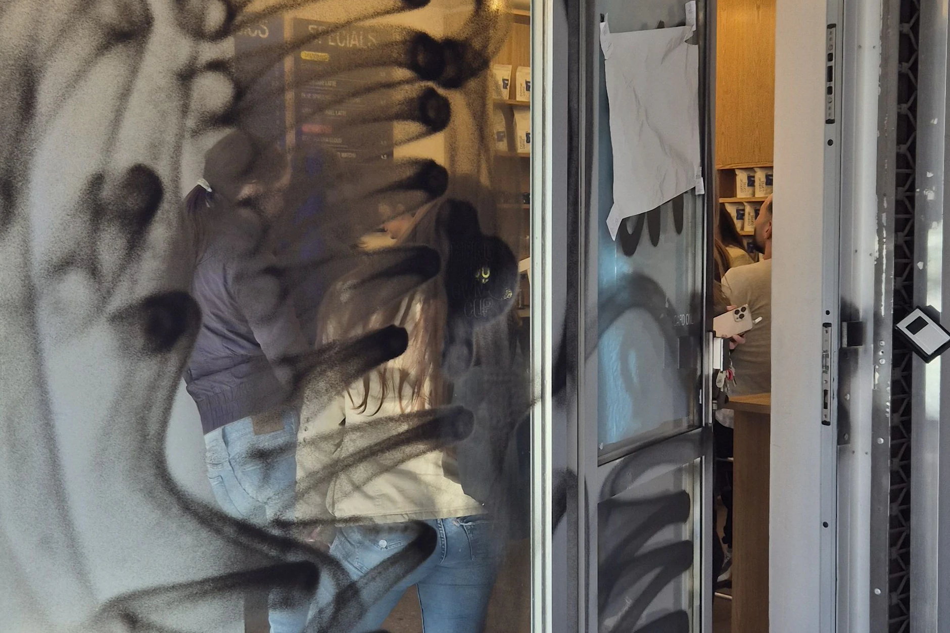 Die Scheiben der Filiale sind mit schwarzer Farbe beschmiert worden.